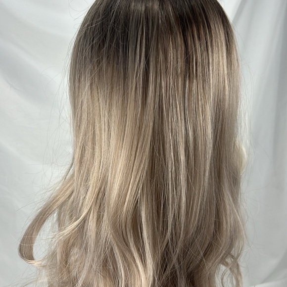 004 Ash Blonde Wavy Ombré LONG 24” - pictures don't do it justice, very pretty w - Picture 5 of 7